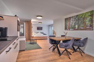 a kitchen and dining room with a table and chairs at Annies Bergwelt Haus Waldherz in Bodenmais
