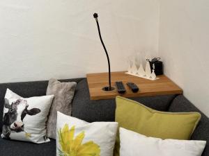 a lamp sitting on top of a couch with pillows at Chalet22 beim Flößerhaus in Beuerberg in Eurasburg