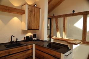 a kitchen with a sink and a window at Chalet22 beim Flößerhaus in Beuerberg in Eurasburg