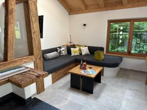 a living room with a couch and a table at Chalet22 beim Flößerhaus in Beuerberg in Eurasburg