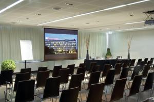 een vergaderruimte met stoelen en een projectiescherm bij BessaHotel Boavista in Porto +63 foto's