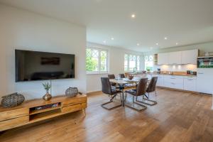 a kitchen and dining room with a table and chairs at Jade 1 in Born