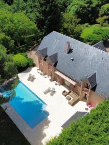 an aerial view of a house with a swimming pool at Le clos de rose in Ussac