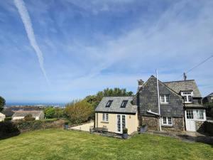 an image of a house with a yard at Ivy Cottage in Tintagel