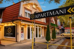 a street sign in front of a building at Royal Apartmani in Negotin