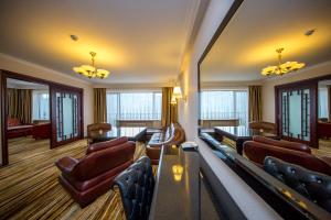una sala d'attesa con divani e sedie di Hotel Gołębiewski Wisła a Wisła
