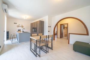 a kitchen and living room with a table and chairs at Spinedi Royale in Postalesio