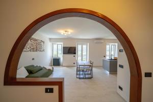 an archway leading to a living room and a kitchen at Spinedi Royale in Postalesio