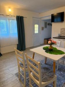 a living room with a table and two chairs at Apartmani Klarić in Zadar