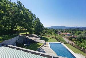 an aerial view of a swimming pool in a yard with trees at Quinta do Penedo Real in Viana do Castelo