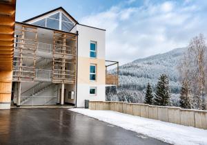 a house with a balcony and a mountain at Bergzauber am Semmering in Semmering