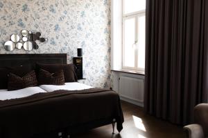 a bedroom with a bed and a window at Continental du Sud in Ystad +41 photos