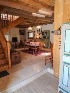 an open living room with a table and a dining room at Maison chaleureuse à Mont >Vue montagne & cheminée in Mont