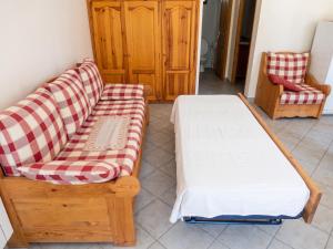 a living room with a couch and a bed at Appartement paisible à Saint-Crepin avec vue sur la montagne in Saint-Crépin