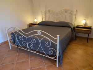 a bed in a bedroom with two night stands at Casa de' Vestini in Fossa