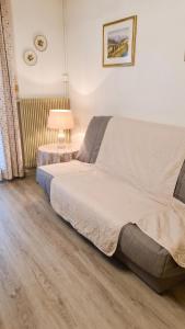 a bedroom with a large bed and a lamp at Appartement confortable à Oderen 68 m² avec piscine partagée in Oderen