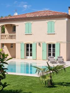 a villa with a swimming pool and a house at Villa de charme à Ribérac avec piscine privée in Ribérac