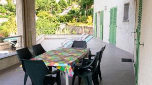 a table and chairs sitting on a balcony with a table and chairs at Maison confortable avec vue sur la mer et la montagne à Oletta. in Oletta