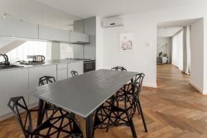 a kitchen and dining room with a table and chairs at Aparthotel Blend City Center in Bucharest