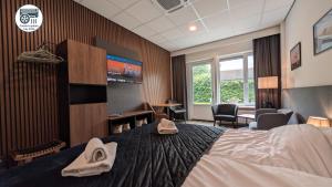 a hotel room with a bed with towels on it at 11Stedenhuis in Rijs