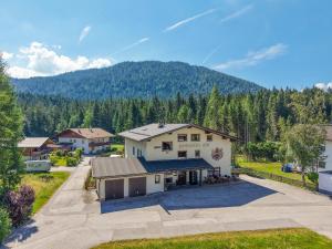 an aerial view of a house with a driveway at Pension Edi in Leutasch