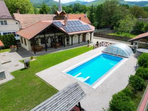 an overhead view of a house with a swimming pool at Vila Anna in Malnaş Băi