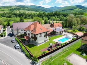an aerial view of a house with a swimming pool at Vila Anna in Malnaş Băi