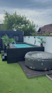 a backyard with a swimming pool and a pool at Słoneczne Domki in Rewal