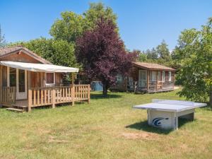 a picnic table in the yard of a cabin at Camping Léman Plage in Excénevex
