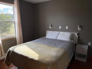 a bedroom with a bed and a window at The Sunshine Inn in Parrsboro +31 photos