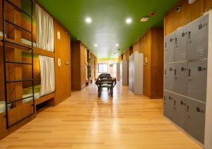 a hallway with lockers and a hallway with a hallwayngth at 3BU Hostel Baguio - Bonifacio in Baguio
