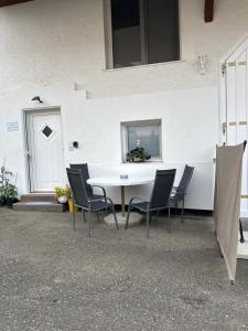 a white table with chairs and a white wall at Fe Wo auf der Alb in Wittlingen +11 photos