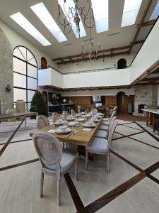 Chateau Del Valle في إنسينادا: غرفة طعام كبيرة بها طاولة طويلة وكراسي
