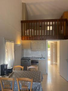 a kitchen and dining room with a table and chairs at Résidence Figarella in Propriano
