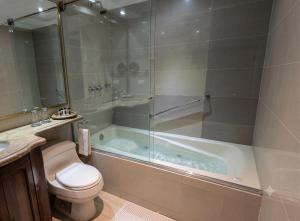 Et bad på Hotel Embassy Park + 27 bilder