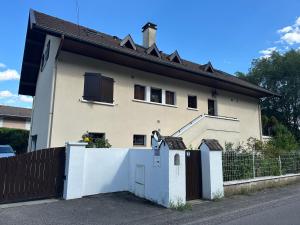 a white fence in front of a house at Appartement 55 m2 proche de la plage in Sévrier