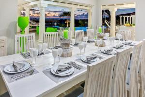 Restavracija oz. druge možnosti za prehrano v nastanitvi Seafacing Villas Apartments Rentals