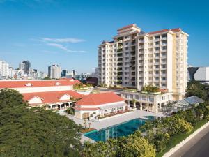 an aerial view of a large building with a swimming pool at Sofitel Phnom Penh Phokeethra in Phnom Penh