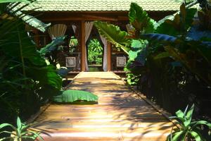 una pasarela a través de un jardín con plantas en Villa Boreh Beach Resort and Spa, en Tejakula