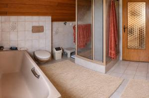 ein Badezimmer mit Badewanne, Toilette und Dusche in der Unterkunft Casa Sonora in Lichtenfels