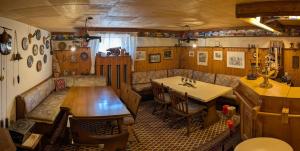 ein Restaurant mit einem Tisch, einer Couch und einem Tisch in der Unterkunft Casa Sonora in Lichtenfels