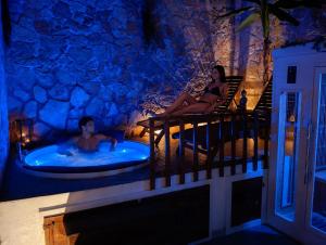 two people sitting in a jacuzzi tub at a resort at SPA SUITE SICILIA - Suite con Spa privata ad uso esclusivo Jacuzzi Sauna Hammam in Rosolini