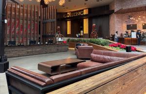 a lobby with couches and a table in the middle at Bally's Baton Rouge Hotel in Baton Rouge