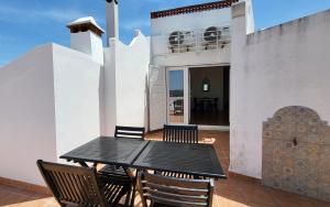 ein schwarzer Tisch und Stühle auf einer Terrasse in der Unterkunft Casa Yalbash in Elvas + 11 Fotos