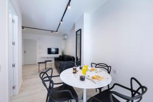 a white table and chairs in a living room at Trendy Homes Almeria Center in Almería