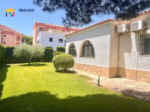 a house with a yard with green grass at Villa Marina - Inalko in Alcossebre