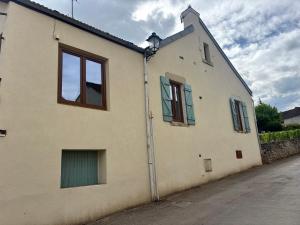 a building with windows on the side of it at Petite halte à Volnay in Volnay