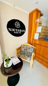 ein Wohnzimmer mit einem Tisch und einem Stuhl in der Unterkunft Hotel NIKYASAN in Antofagasta