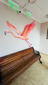 Eine Statue eines Vogels, der über einer Bank fliegt in der Unterkunft Hotel NIKYASAN in Antofagasta
