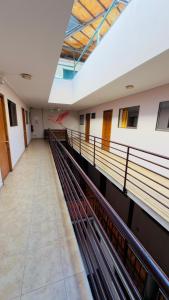 ein leerer Flur in einem Gebäude mit einer Decke in der Unterkunft Hotel NIKYASAN in Antofagasta + 36 Fotos